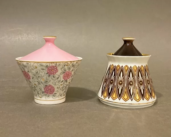 Pa kreisi forma 1969.-1970.gadā, pa laibi - kopš 1970. gada.